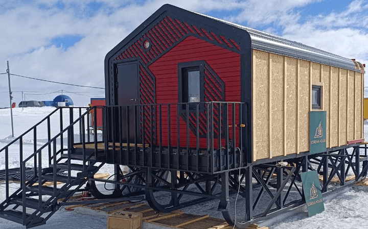 Модуль Sorena House на лыжном основании в Антарктиде